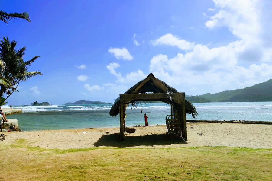 Praia com quiosque no Caribe panamenho, do folder do Caribe Colonial