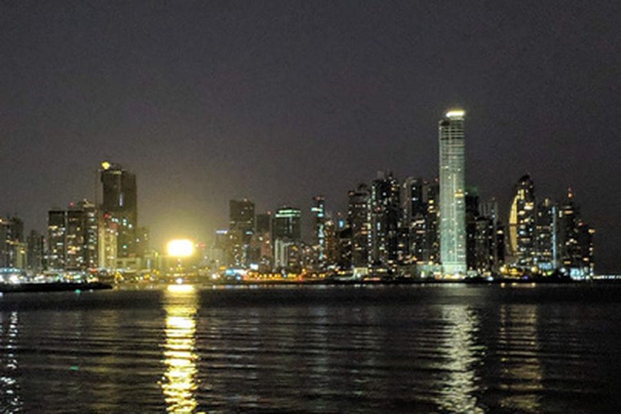 Skyline noturno da Cidade do Panamá, do folder do City Tour em espanhol
