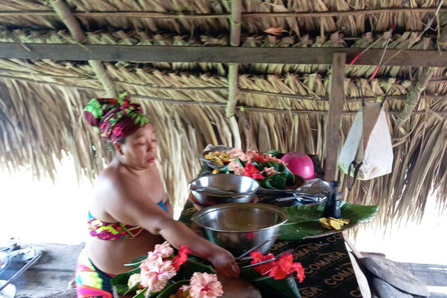 Mulher da comunidade Emberá com adornos tradicionais, do folder da tribo indígena Emberá