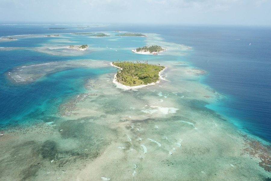 Vista aérea de ilha e recife em San Blas, do folder da hospedagem em cabana