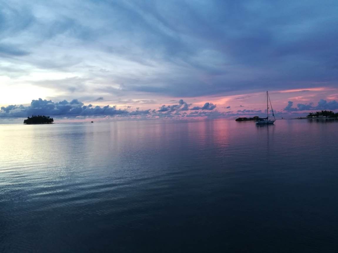 Veleiro fundeado ao entardecer entre ilhas do arquipélago de Gunayala, no Panamá
