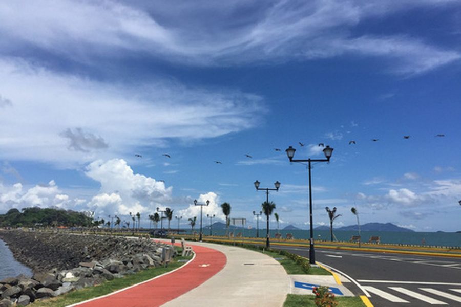 Avenida à beira-mar na Cidade do Panamá