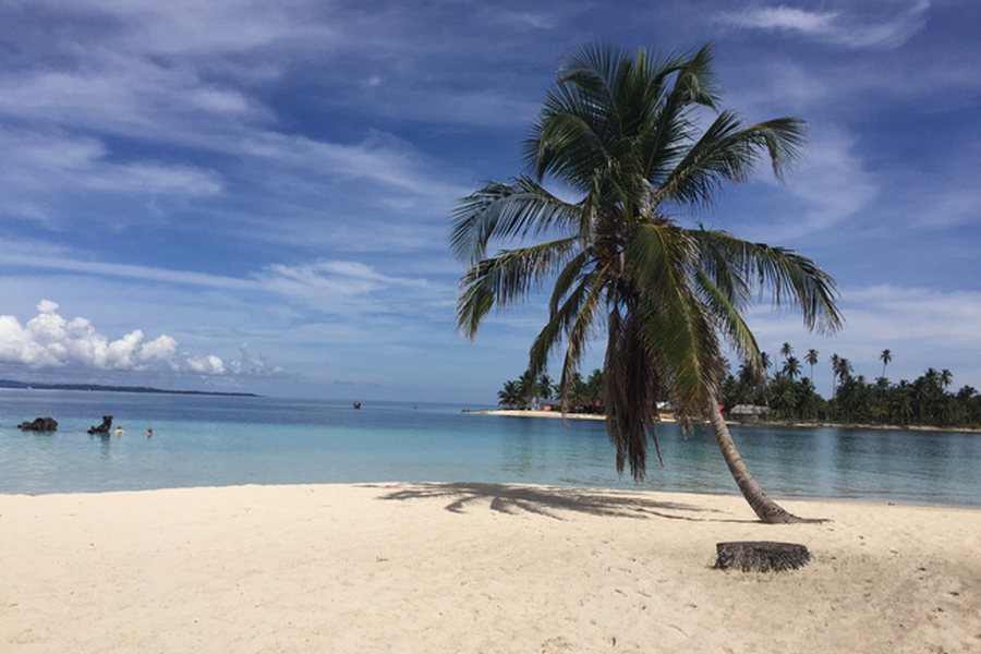 Barcos ancorados em praia do Caribe panamenho