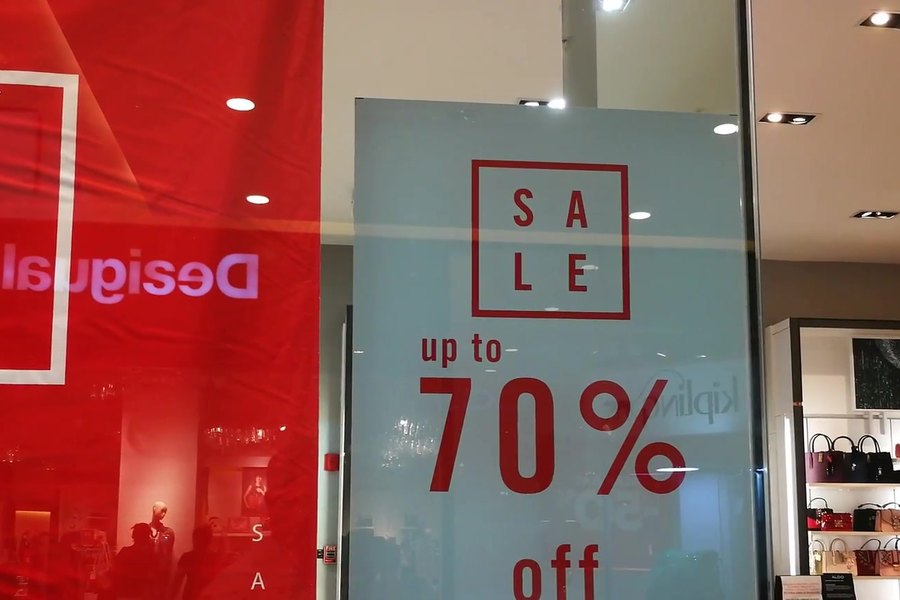 Vitrine de loja com cartaz de liquidação de até 70% em um centro comercial da Cidade do Panamá