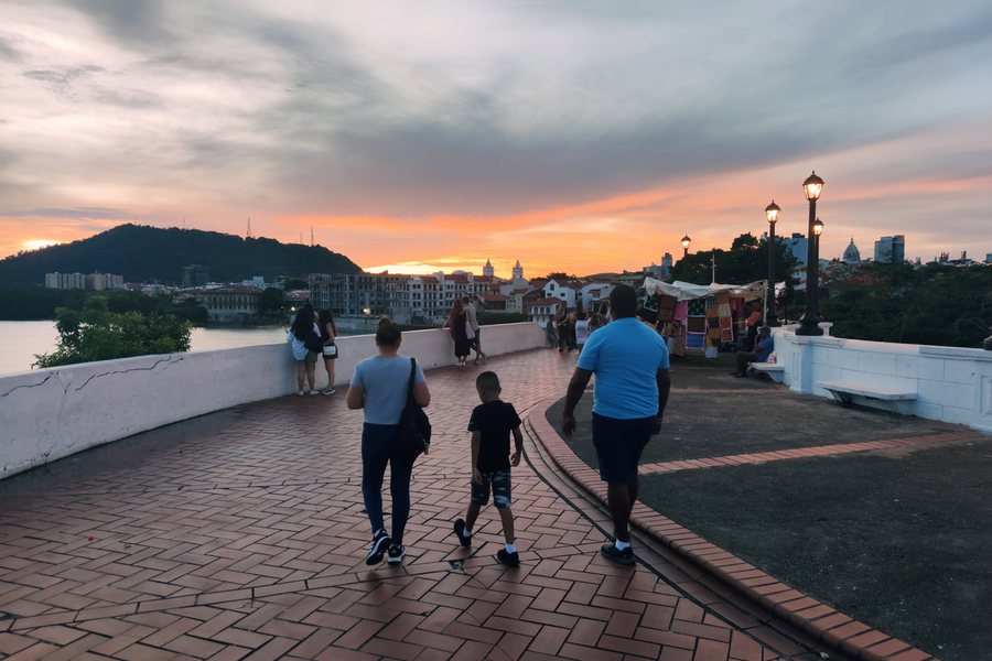 Calçada do Amador ao entardecer, com o skyline da Cidade do Panamá ao fundo
