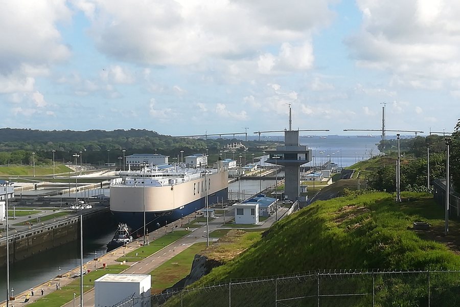 Eclusas do Canal do Panamá com um navio em travessia