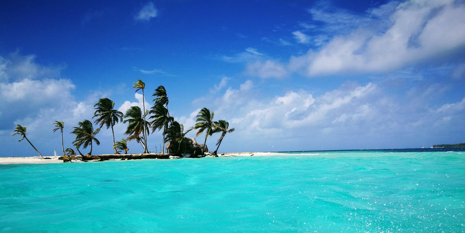 Ilha de Gunayala com coqueiros, areia branca e mar azul-turquesa