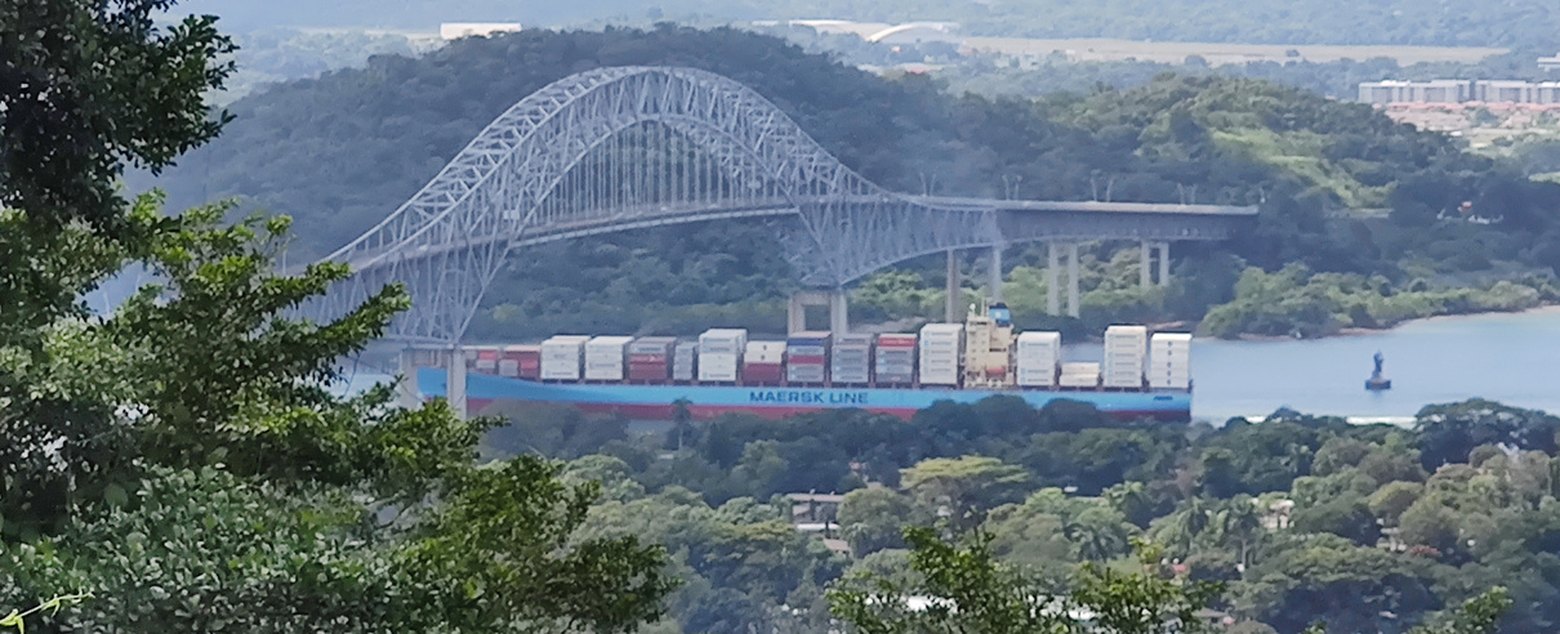Ponte das Américas com um porta-contêineres entrando no Canal do Panamá